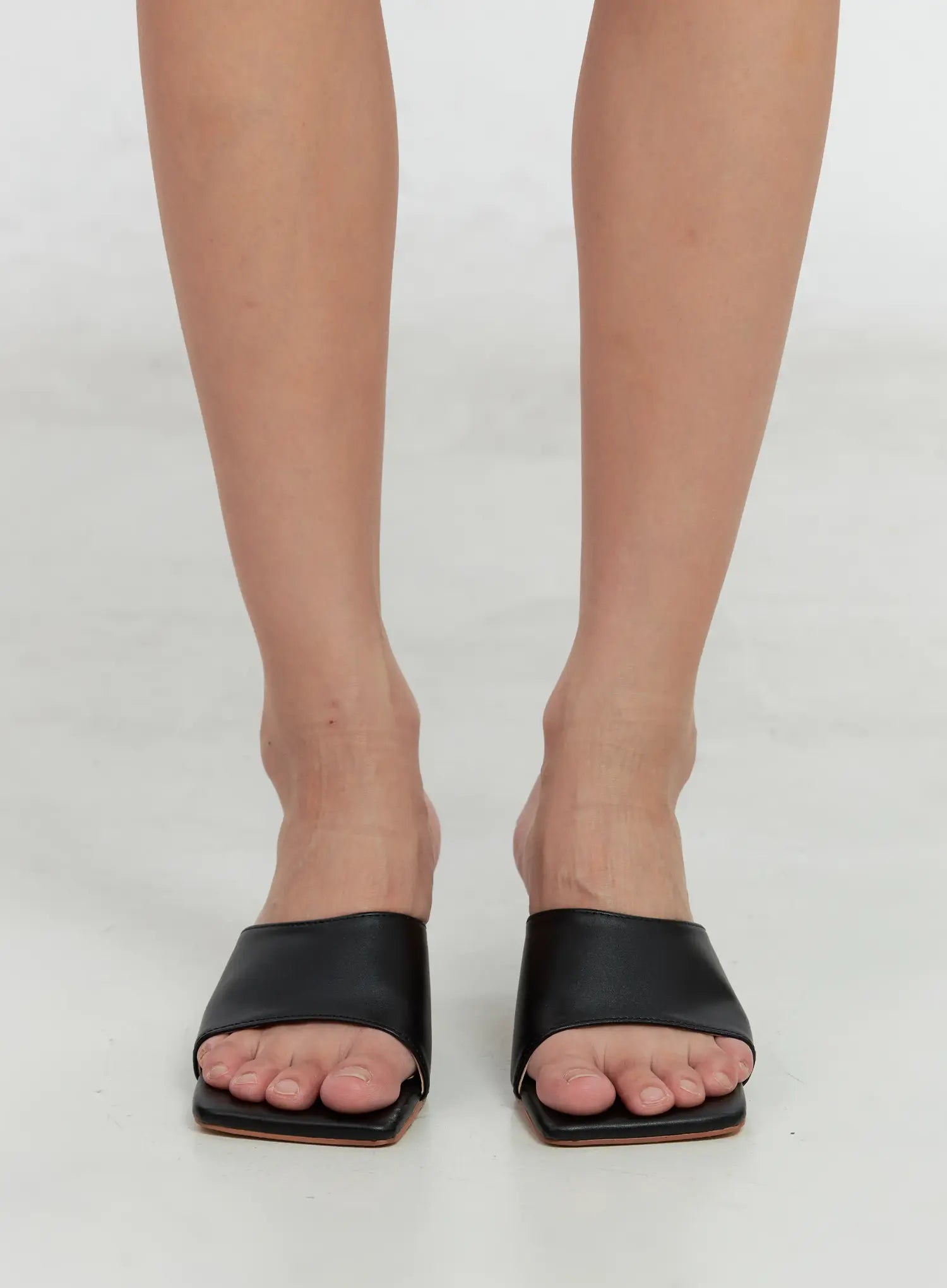 Quadratische Zehen-Mule Sandalen IS516