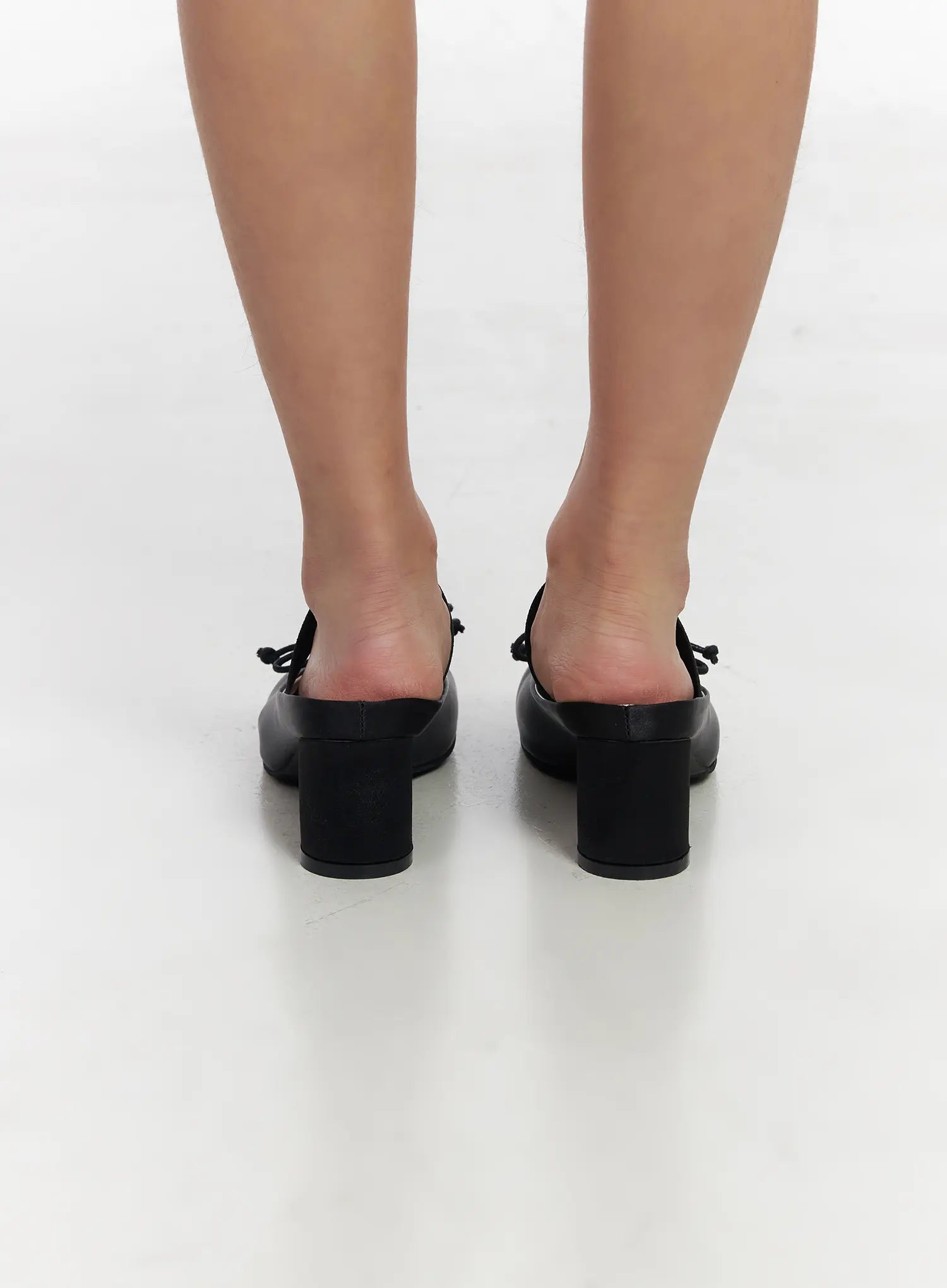 Schwarze Riemchensandalen CM525