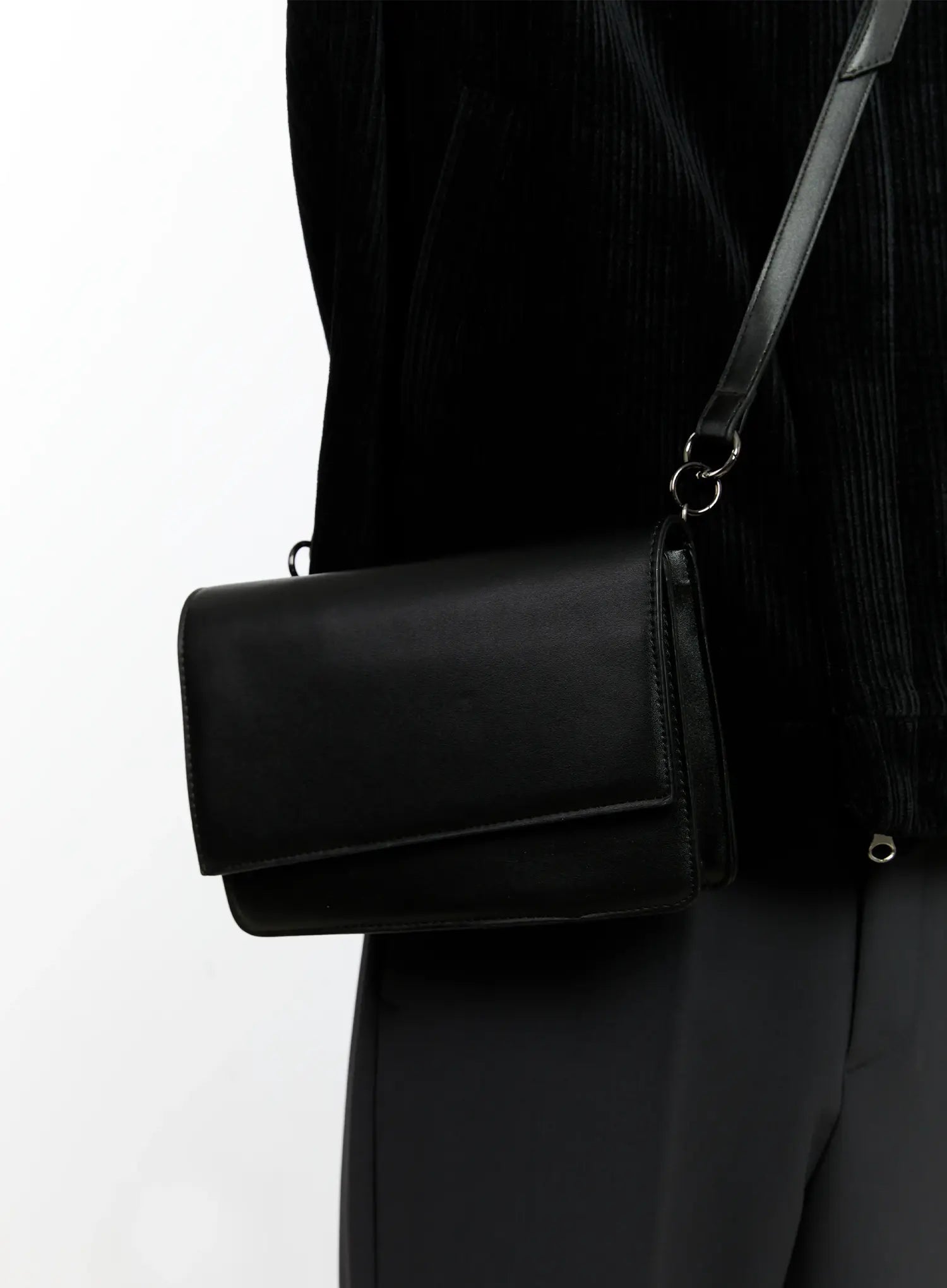 Minimalistische mittelgroße Umhängetasche IO531