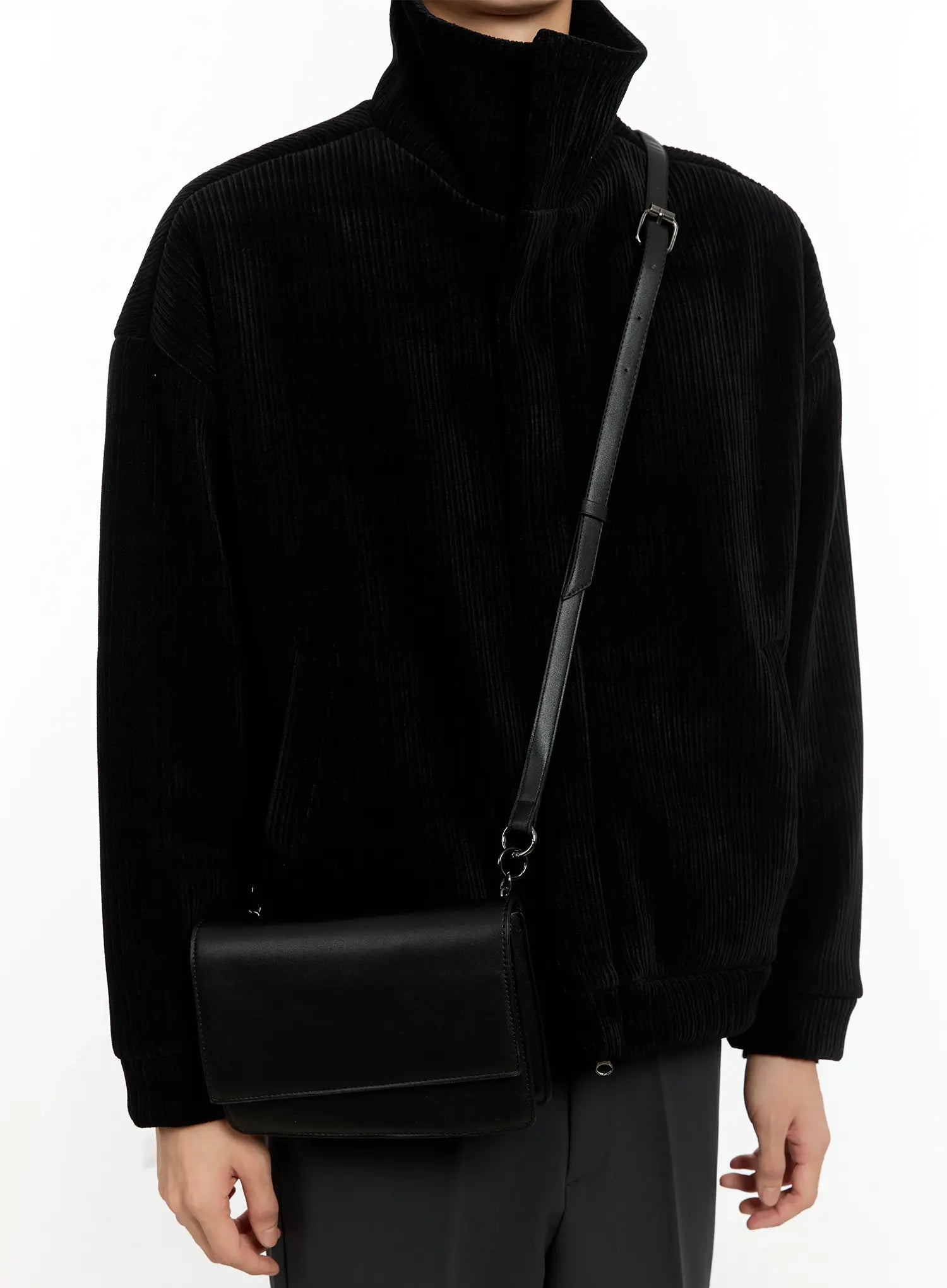 Minimalistische mittelgroße Umhängetasche IO531