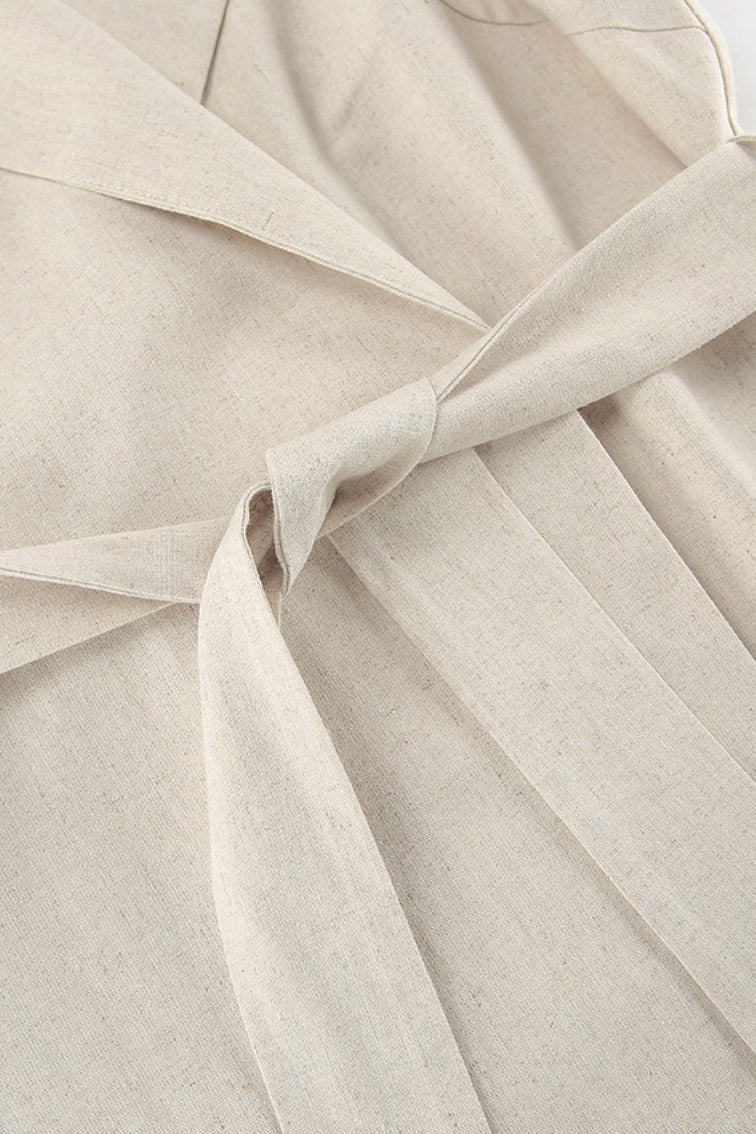 Maxikleid aus Leinen mit hohem Bund und Bindegürtel – elegantes Kleid mit Schlitz