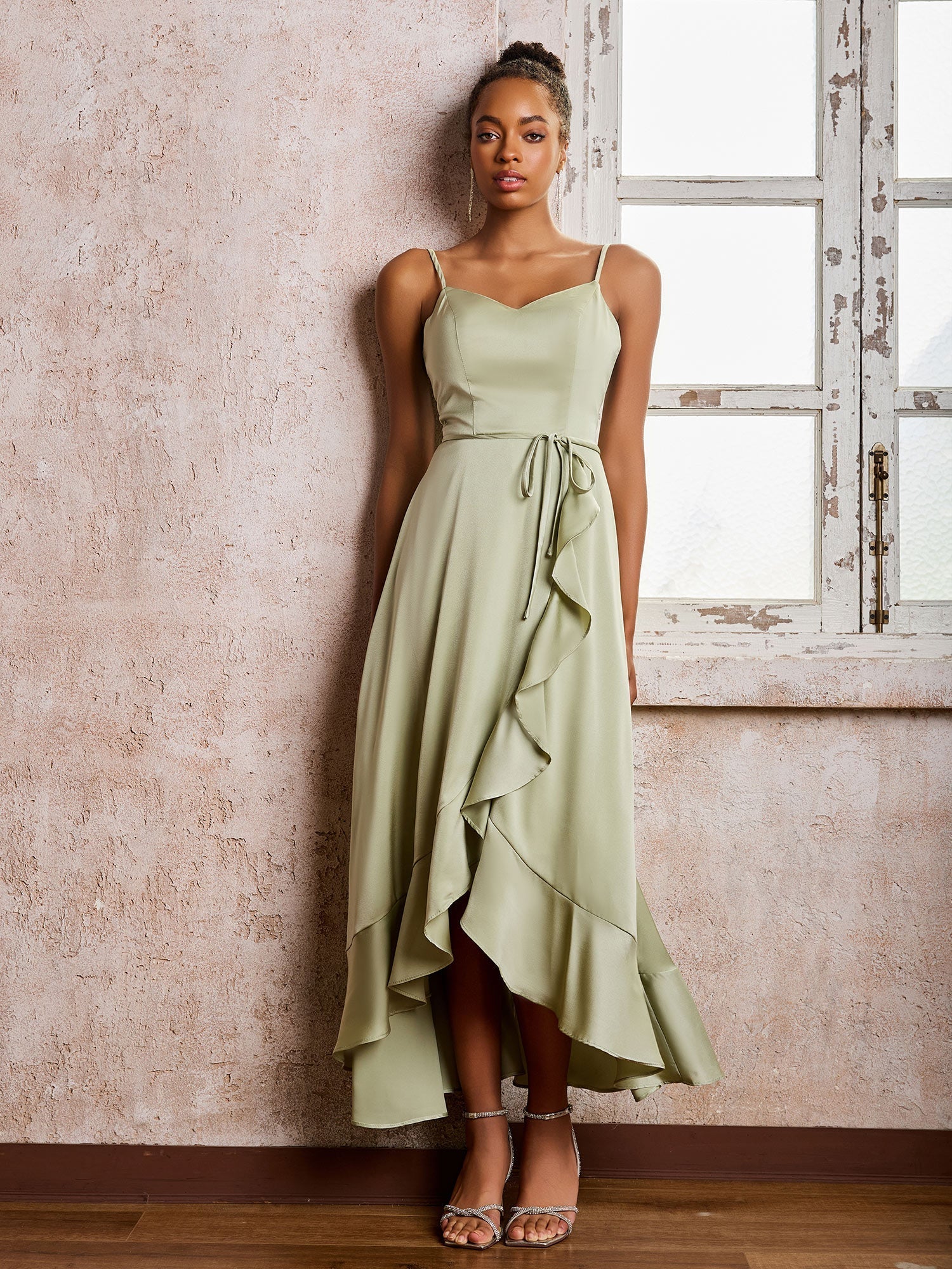 Elegantes asymmetrisches Satin-Kleid mit Gürtel – Abendkleid / Formal