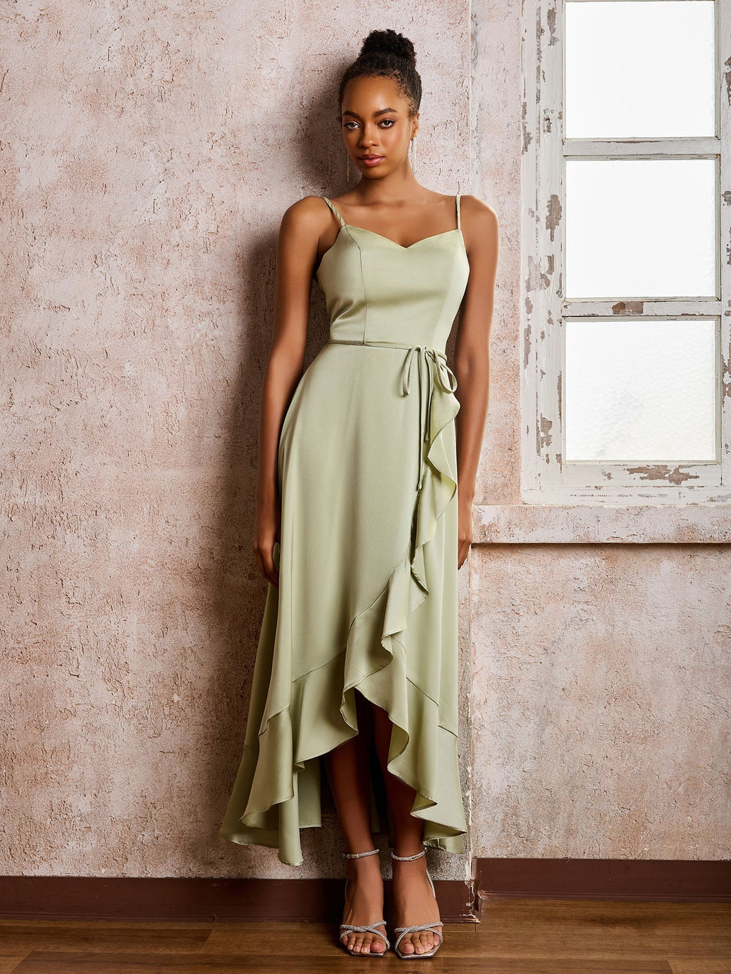 Elegantes asymmetrisches Satin-Kleid mit Gürtel – Abendkleid / Formal