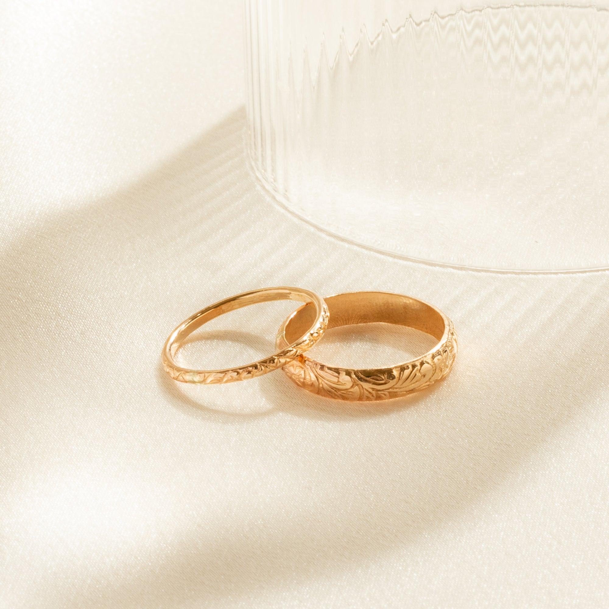 Dünner Ring mit Blumenmuster