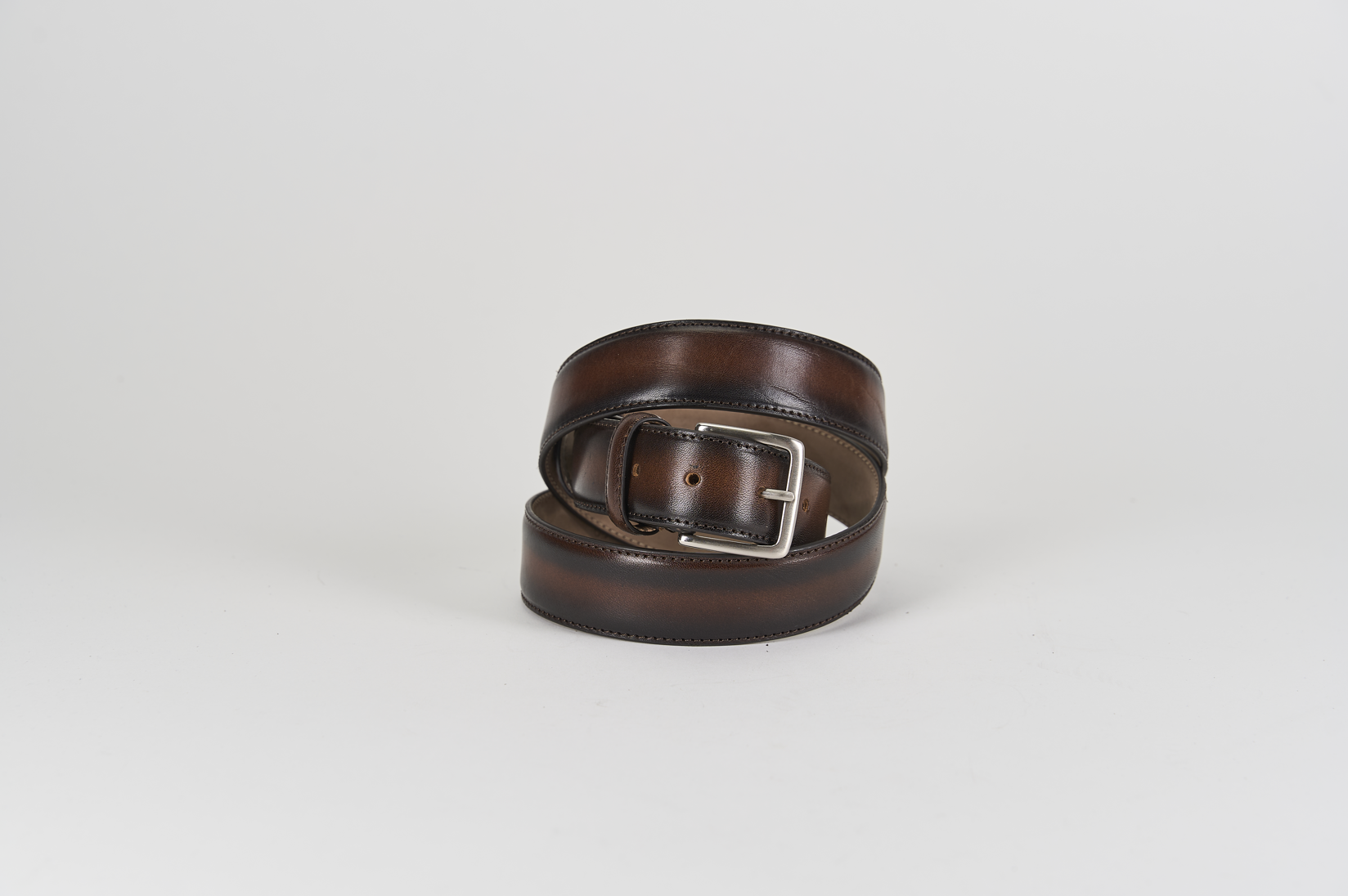 Alter brauner handgefärbter Gürtel