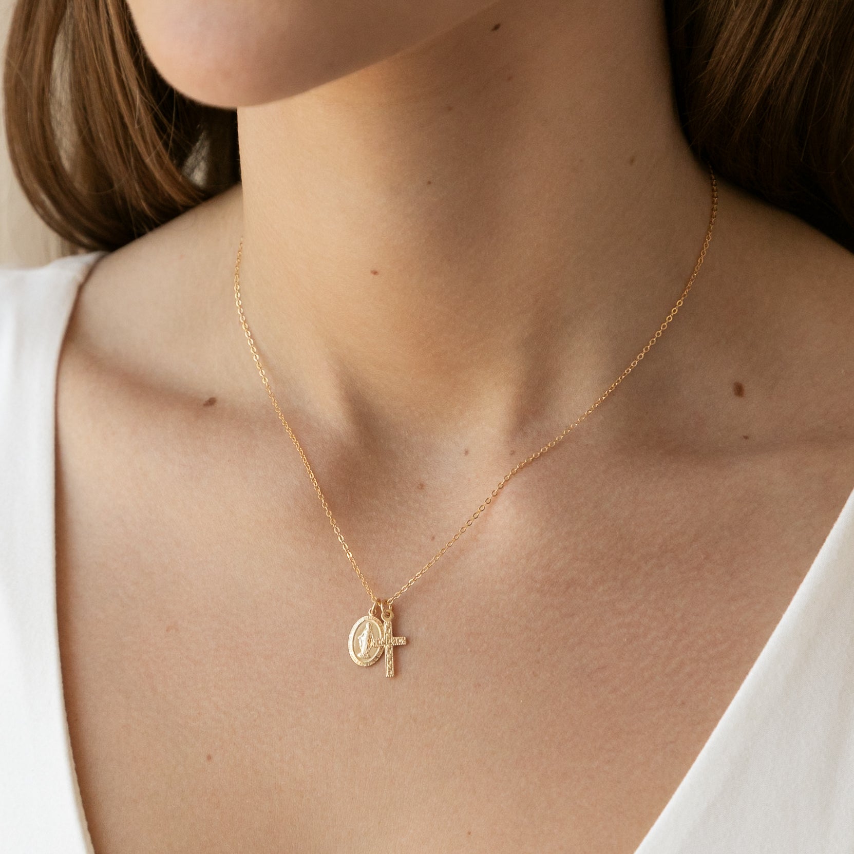 Kleiner Anhänger mit der Muttergottes und Kreuz