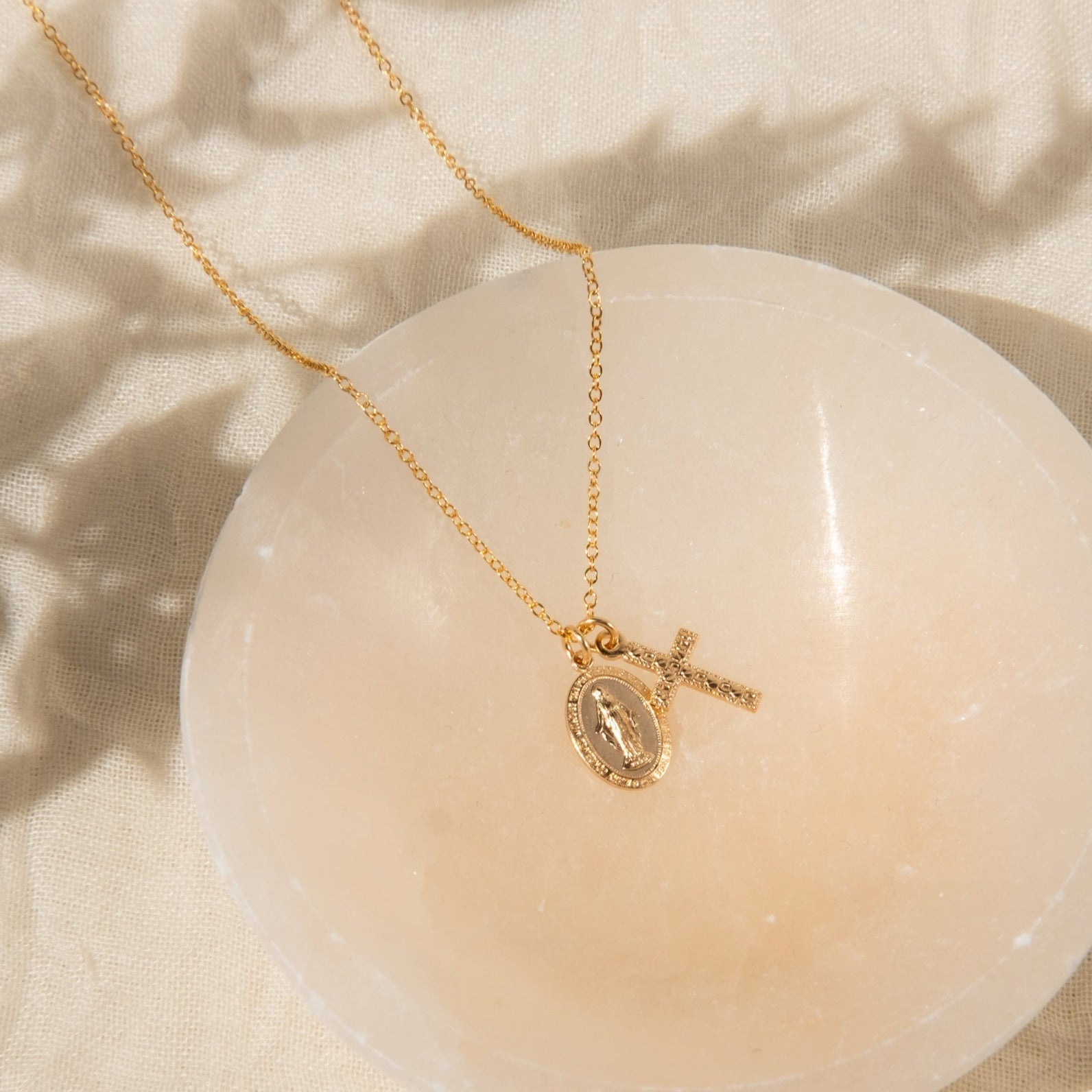 Kleiner Anhänger mit der Muttergottes und Kreuz