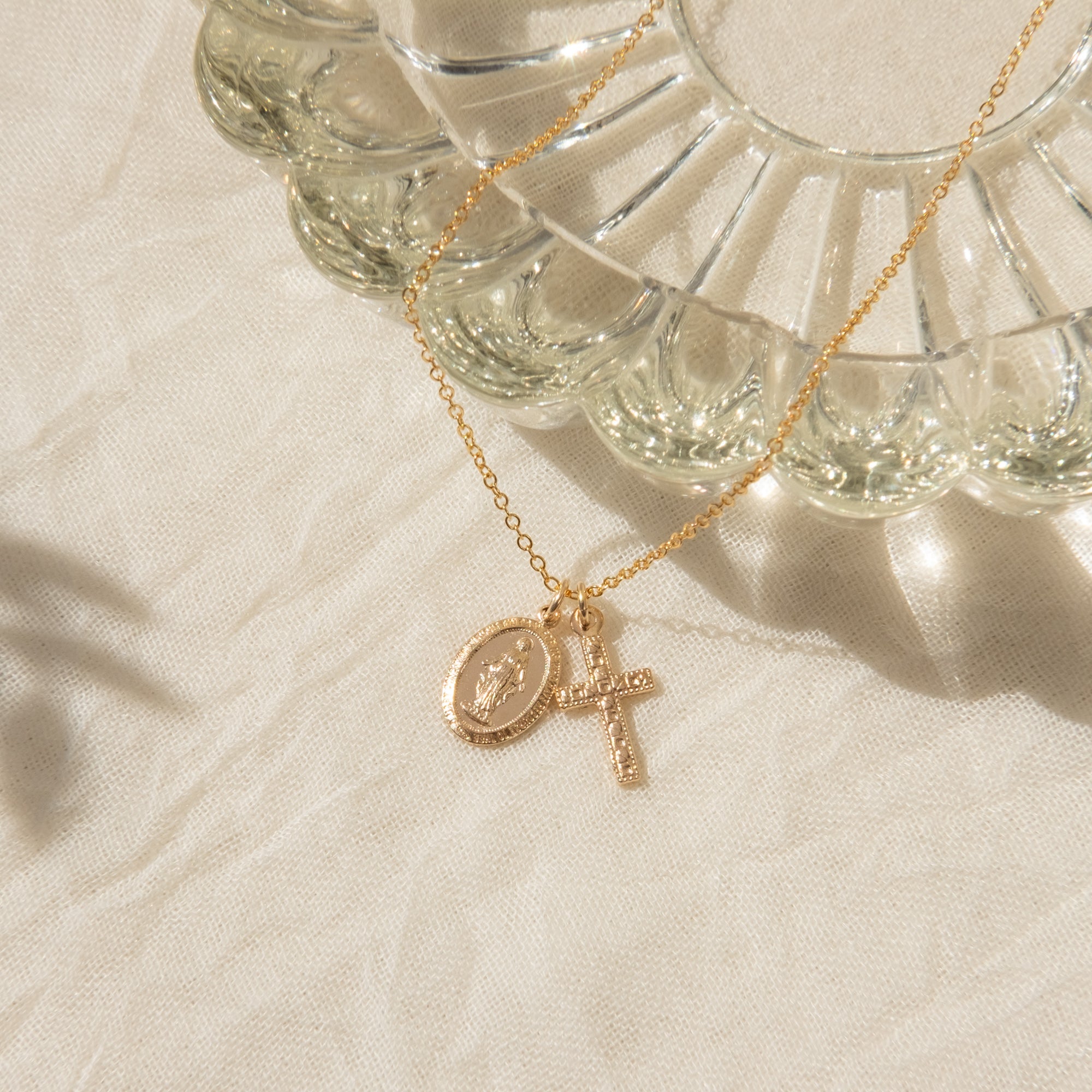 Kleiner Anhänger mit der Muttergottes und Kreuz