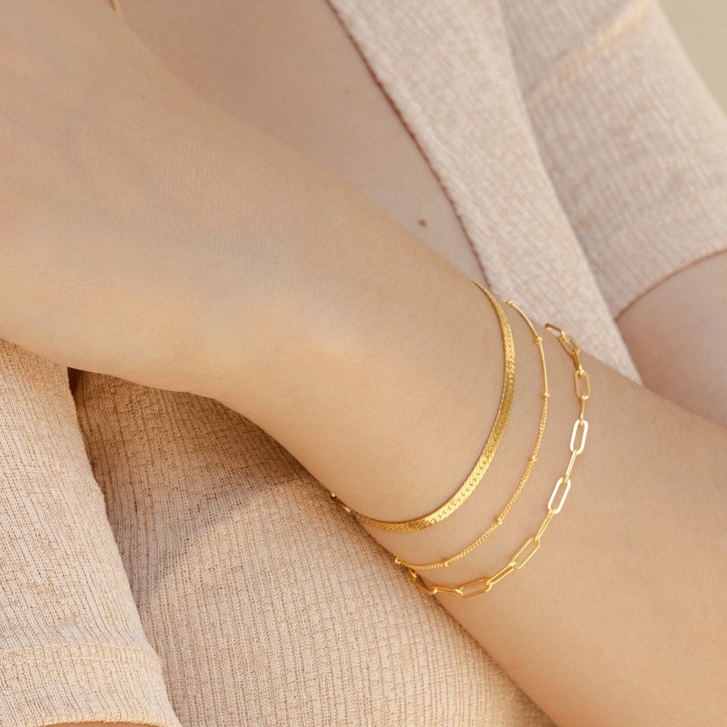 Zarte Armbanduhr mit Satellitenkette