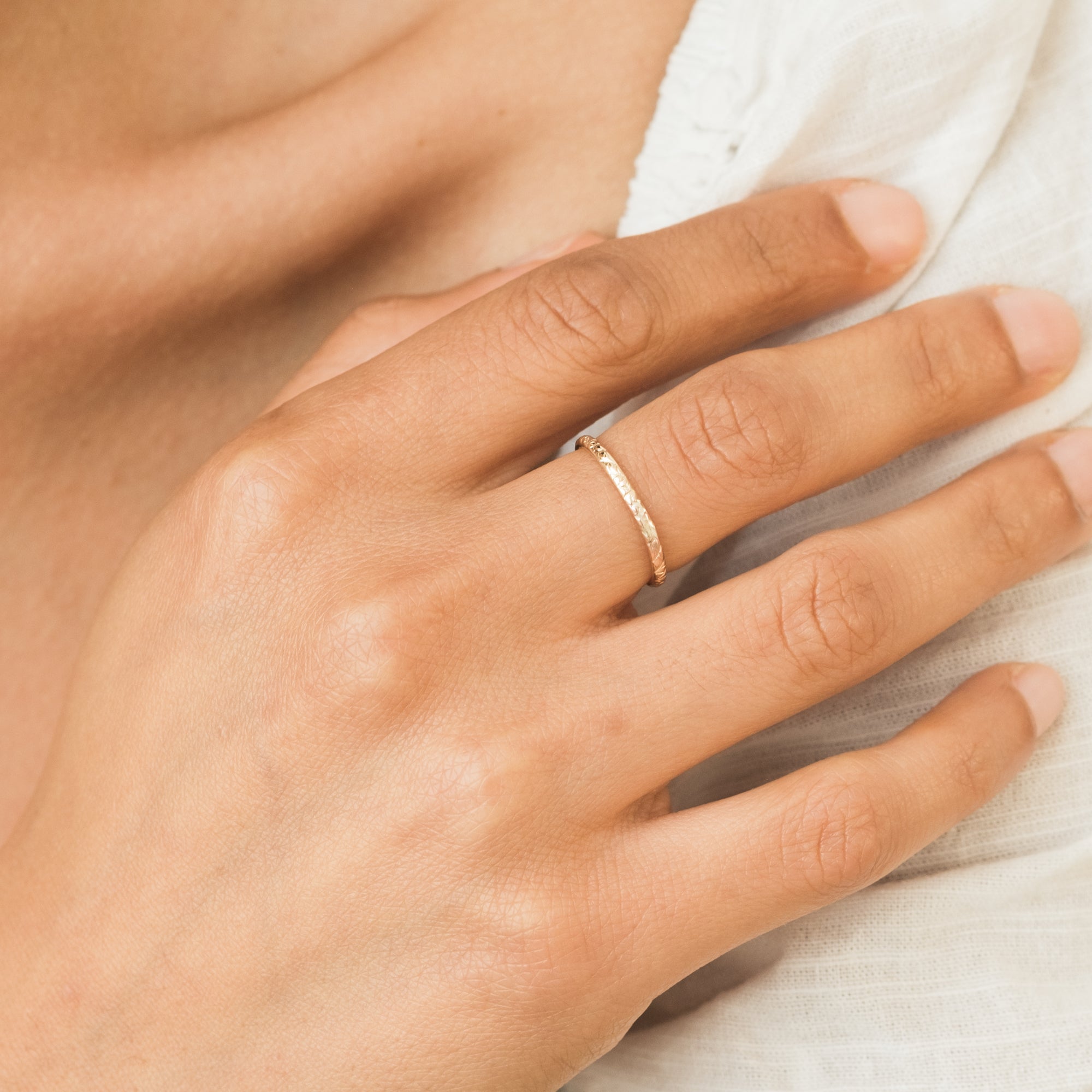 Dünner Ring mit Blumenmuster