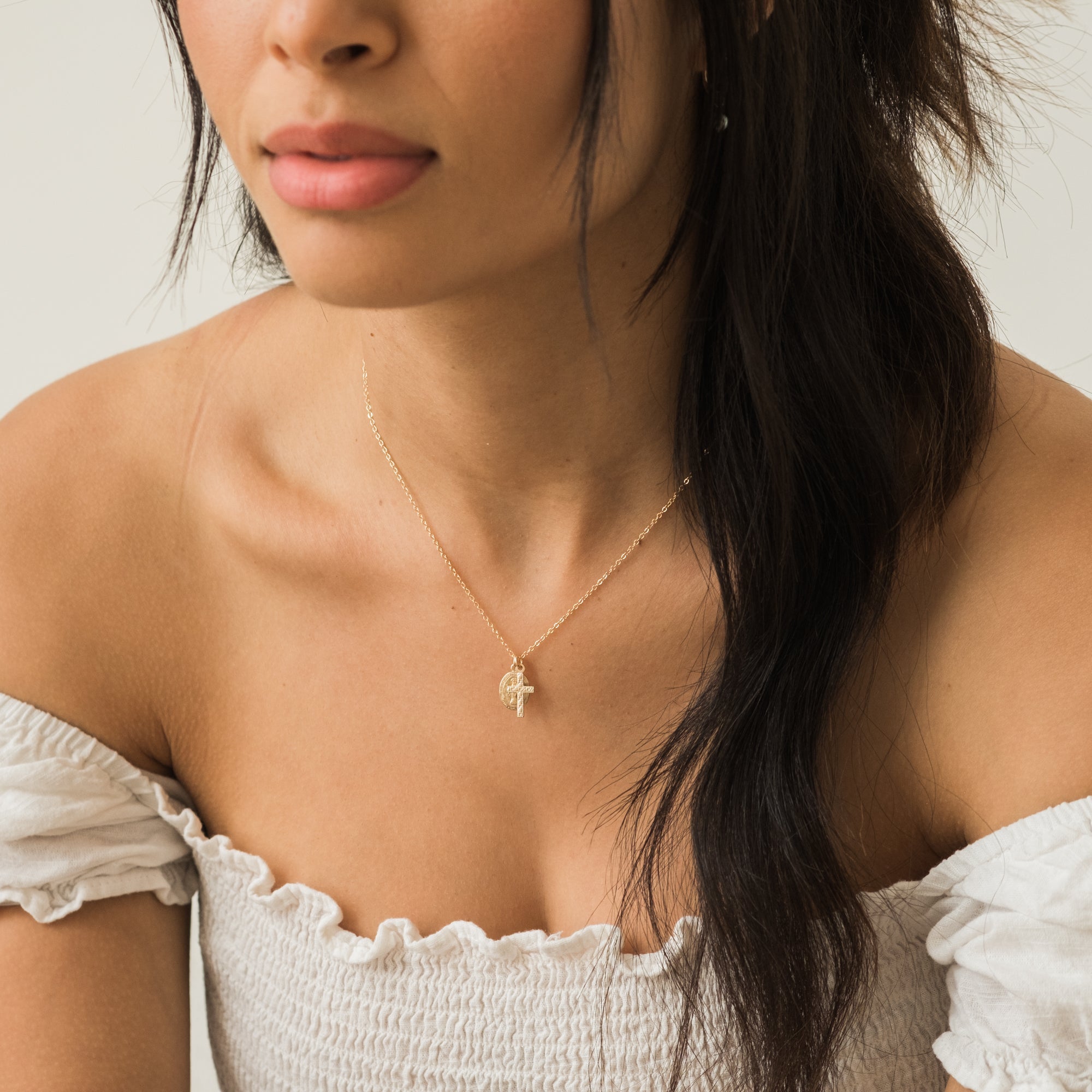 Kleiner Anhänger mit der Muttergottes und Kreuz